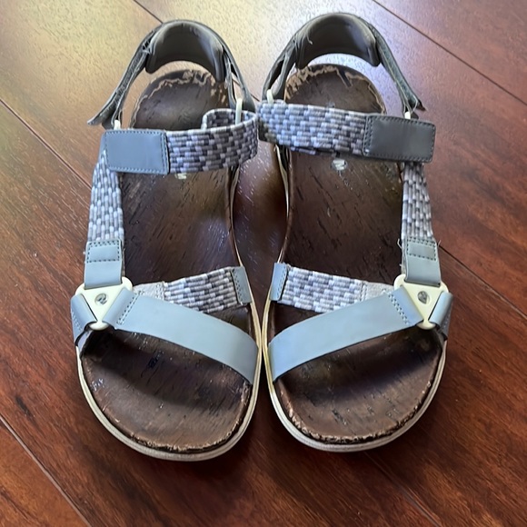 FREE Add On Merrell light grey sport sandals - Picture 2 of 8